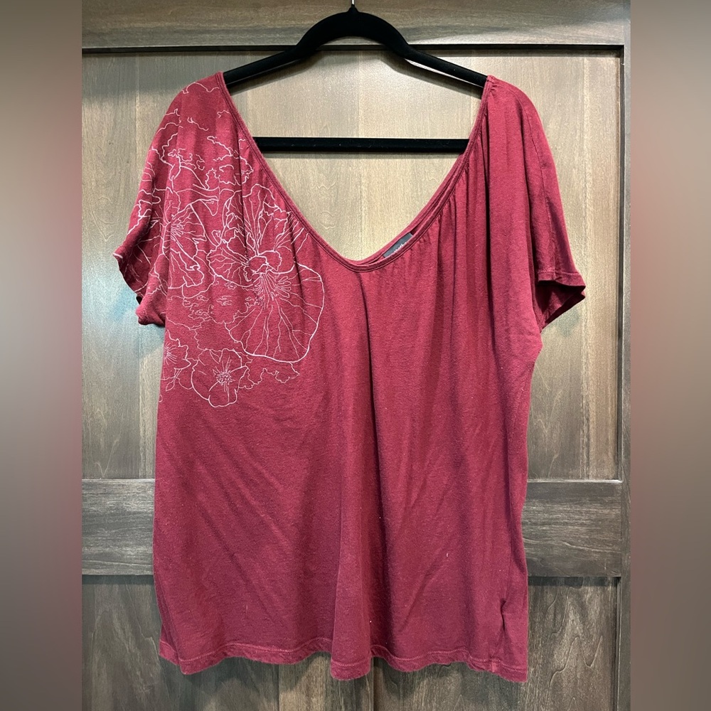 Mossimo V-neck T-shirt Wine Colored Top Floral Accent Lightweight XXL